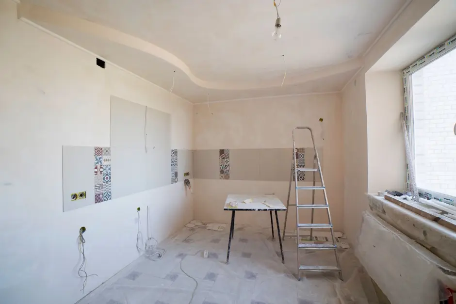 Pièce en travaux avec échelle et matériel de chantier